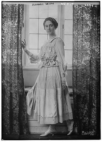 Tarihselfindings Fotoğraf: Florence Walton, Nisan 1920, Pencerede Duran Kadın